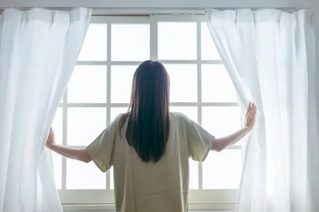 第9位：「雨や曇りでもカーテンを開け、室内を明るく保つ」（548票）