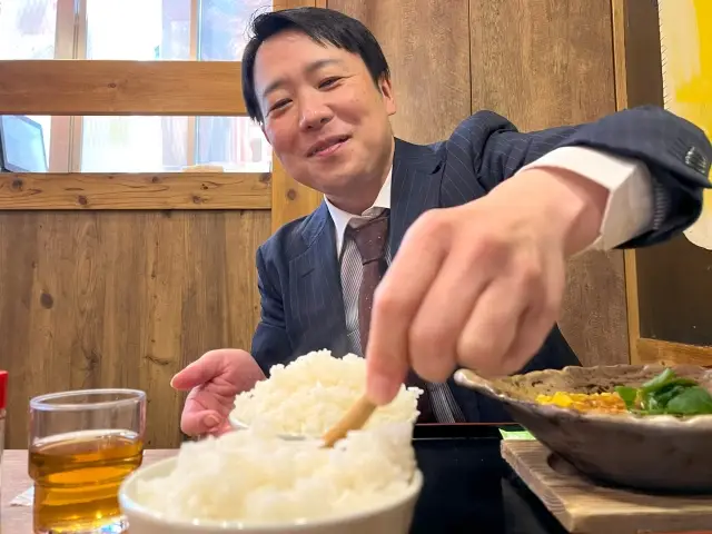 第2位：おかわり自由や無料トッピングのある外食店で大量に入れて残す（659票）