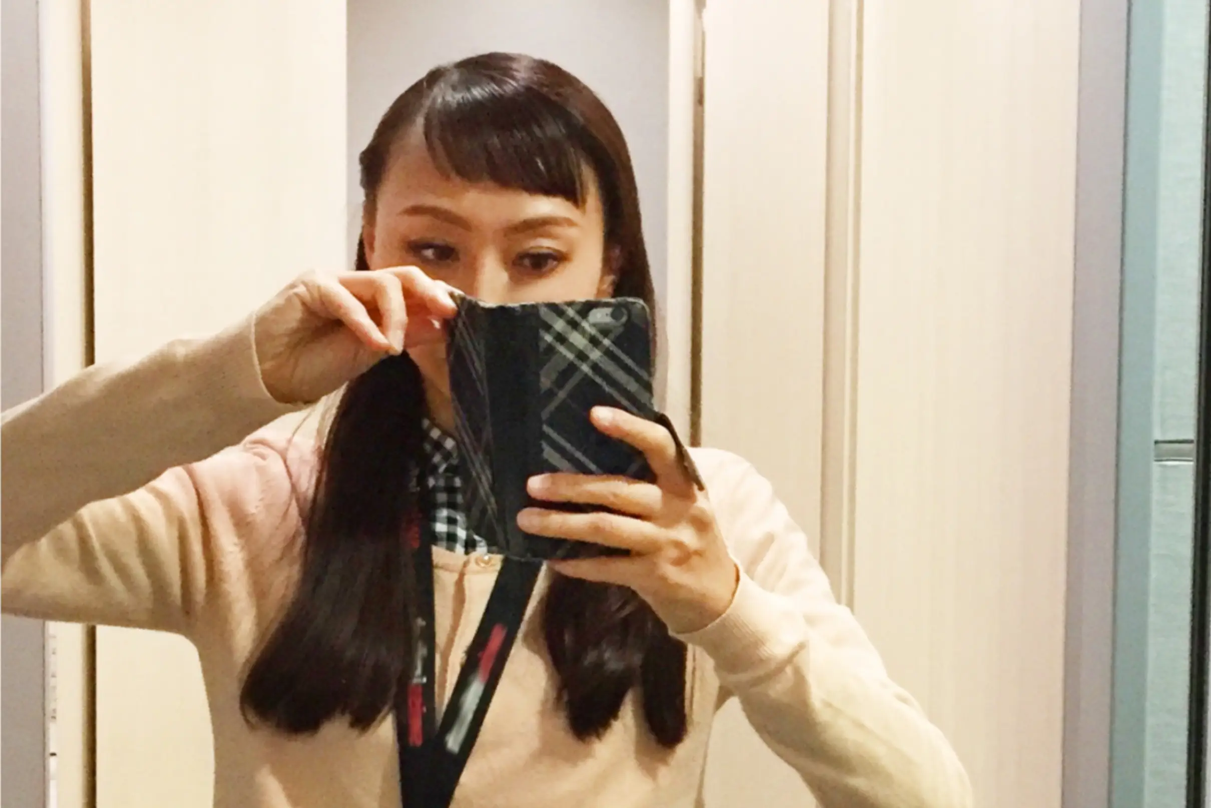 第7位：写真がトイレ内の鏡を使った自撮り（50票）