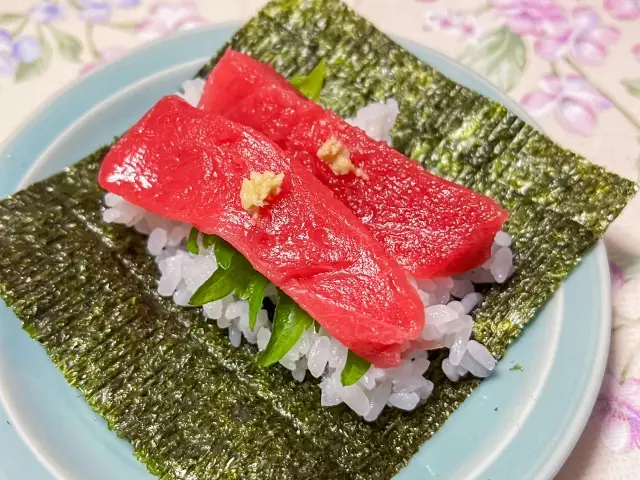 第1位：マグロ（赤身、中トロ、大トロ、ヅケ、トロたく、ネギトロなど）（1,435票）